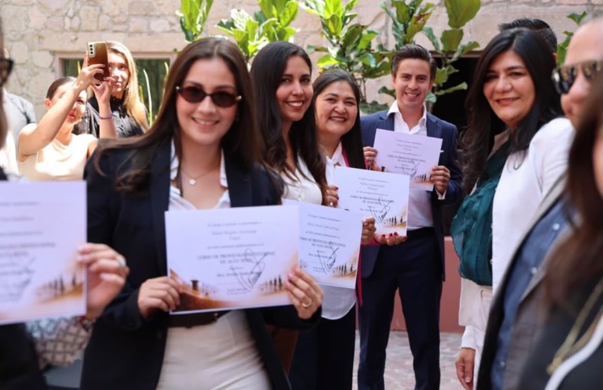 Participantes con sus constancias del curso