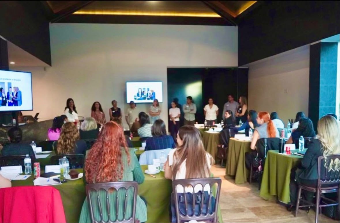 Participantes durante una sesión del curso
